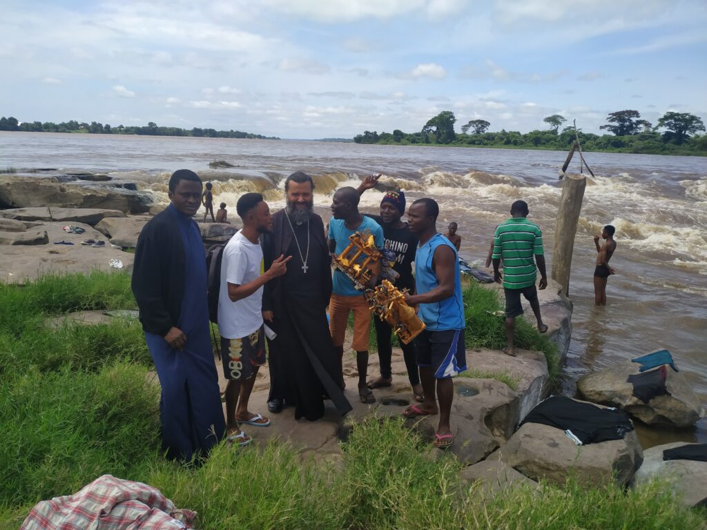 Μαζί με νέους στον ποταμό Κονγκό απέναντι από το νησί Σαναγκάνι (όπου βρισκόταν η πρώτη πόλη)